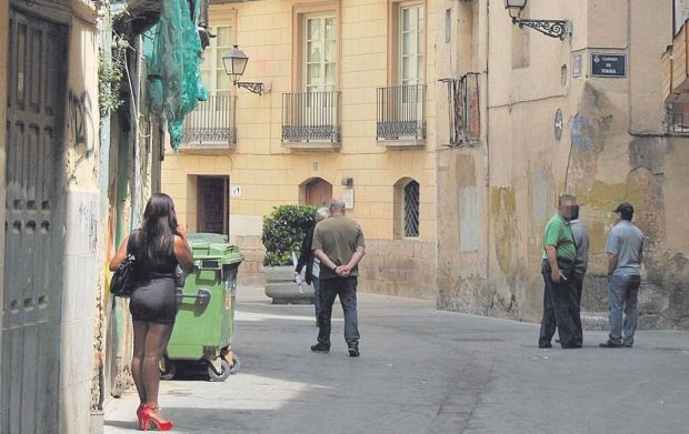 Prostituată româncă abuzată de clinetul care n-a mai vrut să plece, după ce a expirat timpul pentru care plătea, în Valencia