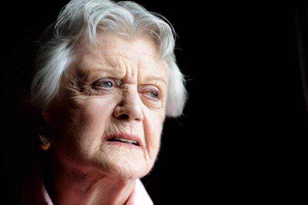 Angela Lansbury, vedeta filmului „Verdict crimă”, a murit. Actrița avea 96 de ani