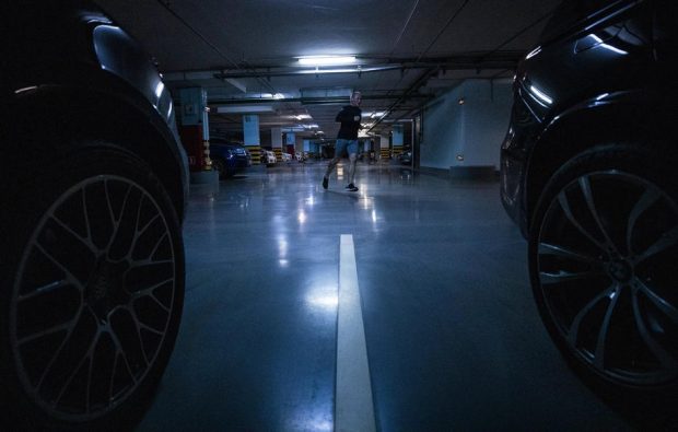 „Paturi supraetajate, truse de prim-ajutor, încălzitoare”. Parcările din Moscova, transformate în adăposturi anti-bombă