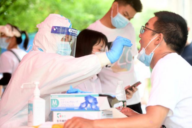 Număr record de cazuri COVID în China, în ciuda măsurilor dure de carantinare