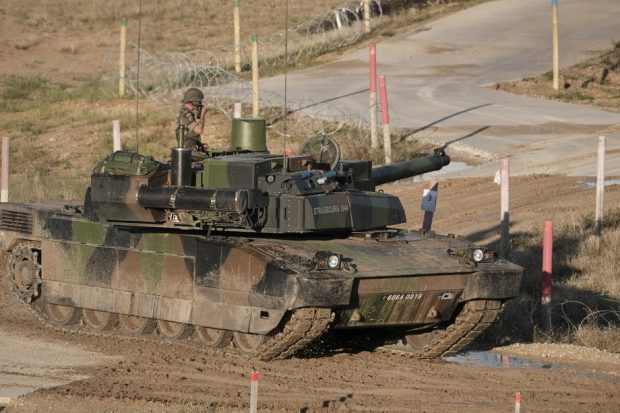 Primele două convoaie de vehicule blindate franceze au plecat spre România