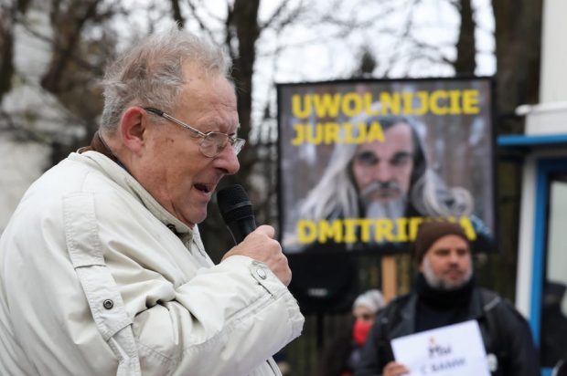 Adam Michnik, unul dintre cei mai curajoși disidenți anticomuniști, spune de ce nu trebuie cedat șantajului lui Putin: „Nu ne-ar rămâne decât să ridicăm mâinile și să ne îndreptăm spre Gulag”