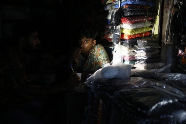 Cea mai mare parte a Bangladeshului a rămas fără curent electric după ce rețeaua națională de energie a cedat