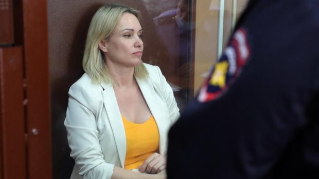 Jurnalista Marina Ovsiannikova, dată în urmărire generală în Rusia, după ce a fugit din arestul la domiciliu