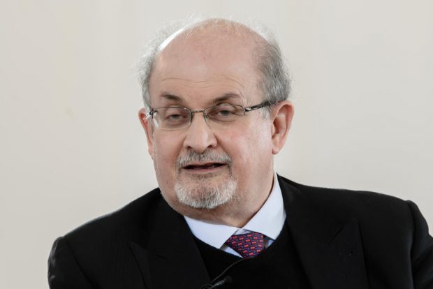 Care este starea lui Salman Rushdie la mai bine de două luni de când a fost înjunghiat pe o scenă, în New York