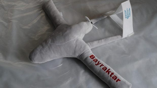 Scrisoarea tulburătoare a unui băiețel din Irpin pentru președintele turc Erdogan: „Vă cer măcar o dronă Bayraktar. Ca să mai moară copii!”