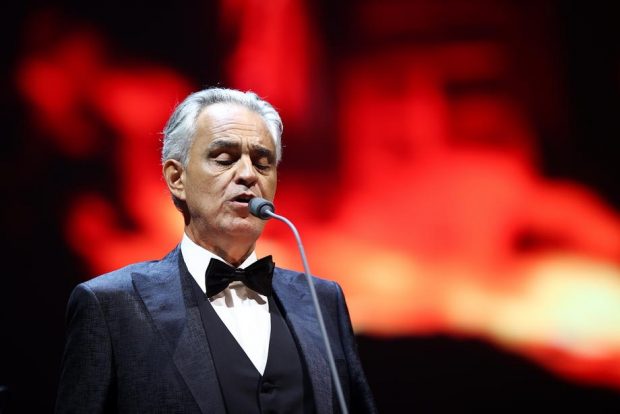 Tenorul Andrea Bocelli a dat în judecată o companie aeriană din cauza că a zburat cu avioane „prea zgomotoase”