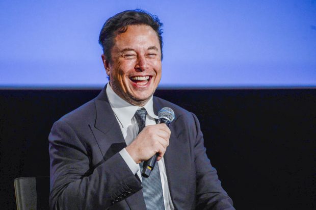 UE discută posibilitatea de a-l plăti pe Elon Musk pentru a continua să ofere internet Ucrainei