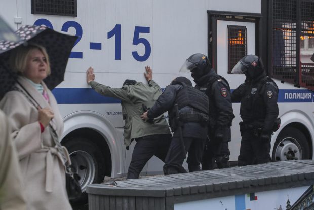 Un rus din Moscova a fost arestat pentru că a ascultat muzică ucraineană în mașină. Ce pedeapsă a primit