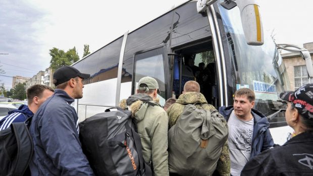 Șeful Comisiei de Apărare din Duma de la Moscova recunoaște haosul mobilizării parțiale: „10.000 de ruși au fost recrutați din greșeală și au fost trimiși acasă”