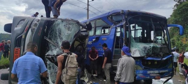 Cel puțin doi olandezi au murit și 12 au fost răniți în Ecuador, după un accident în care au fost implicate două autobuze