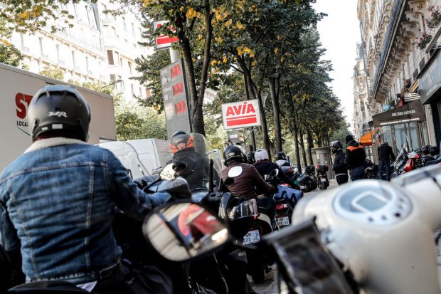 20% dintre benzinăriile din Franța se confruntă cu lipsa de combustibil. Grevele din rafinării continuă