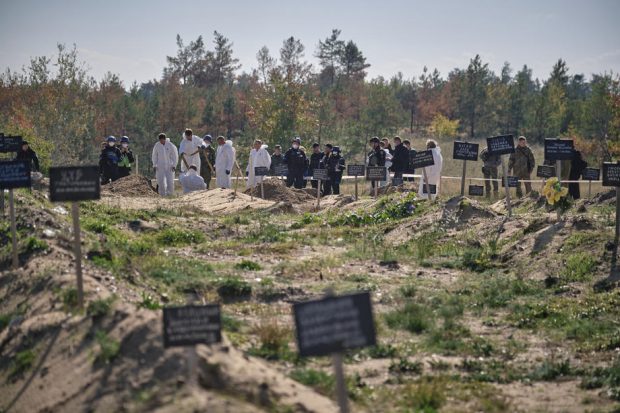 Au fost deshumate primele 20 de cadavre din mormintele improvizate în orașul Lîman, recent recucerit de ucraineni