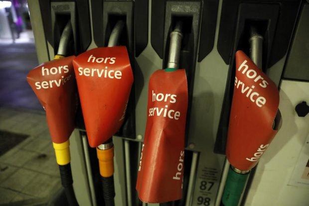 Franța dă asigurări că nu va raționaliza benzina pentru șoferi ca răspuns la problemele de aprovizionare cauzate de greve