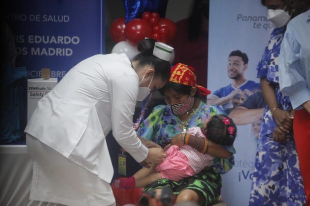 Agenţia Europeană pentru Medicamente a aprobat folosirea încă de la vârsta de 6 luni a vaccinurilor anti-COVID de la Pfizer şi Moderna