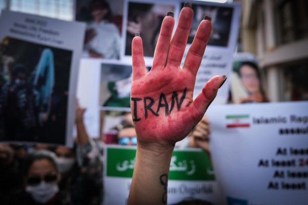 Elevă iraniană, bătută până la moarte pentru că a refuzat să cânte un imn pro-regim