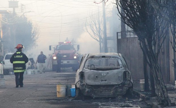 Un incendiu masiv a cuprins calea ferată și mai multe locuințe dintr-un oraș din centrul Mexicului