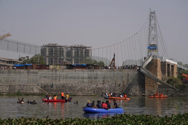 Momentul prăbușirii podului din India, surprins de camerele de supraveghere. Nouă persoane, arestate în anchetă