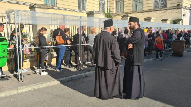Teamă de război, speranțe și dorință de sănătate, în prima zi de pelerinaj la Iași. „Să ne ferească Sfânta de toți cei răi!”