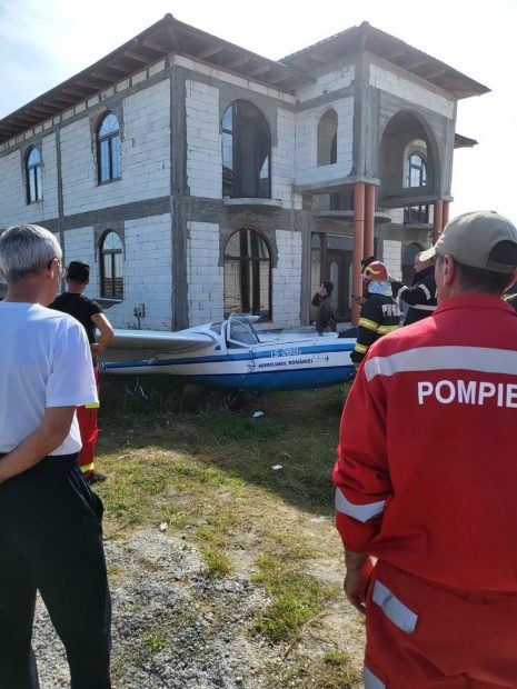 Un planor pilotat de o minoră s-a prăbușit în curtea unei case din Craiova