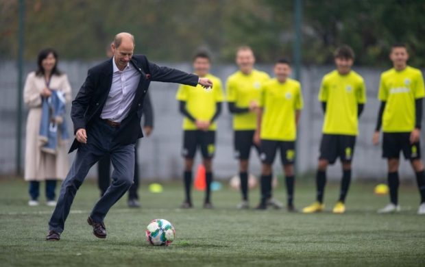 Fratele regelui Charles al III-lea, vizită în România. Prințul Edward a bătut mingea cu copiii de la Academia de Fotbal Viitorul Cluj