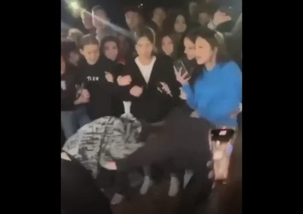 Două adolescente s-au bătut într-un parc din Constanța, încurajate de zeci de tineri. Momentul a fost filmat