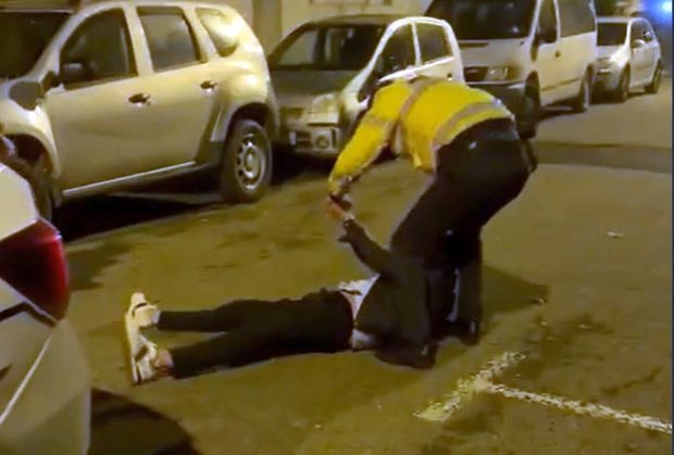 Un timișorean condamnat pentru consum de droguri, ridicat de Poliție după ce a făcut scandal într-un bloc