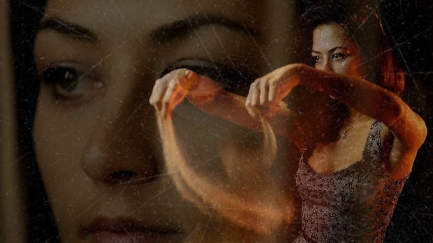 Eva Aibaz, artista care pictează cu nisip: „Am peste tot, în genți, în pantofi, pe covor. Trebuie să aspir în fiecare zi”