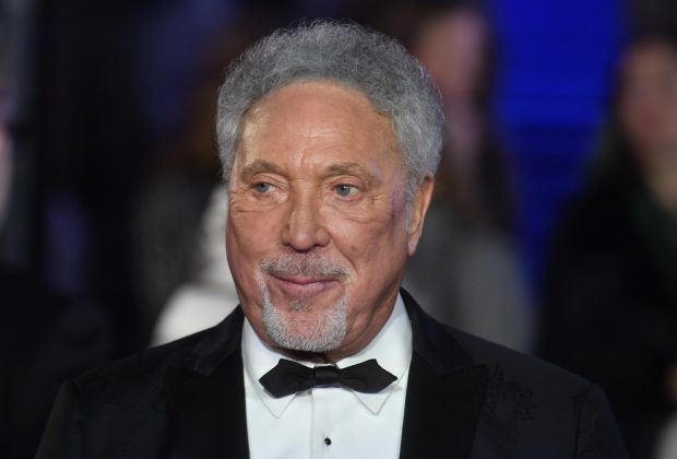Tom Jones a suferit a doua operație de înlocuire de șold. Mesajul celebrului artist britanic