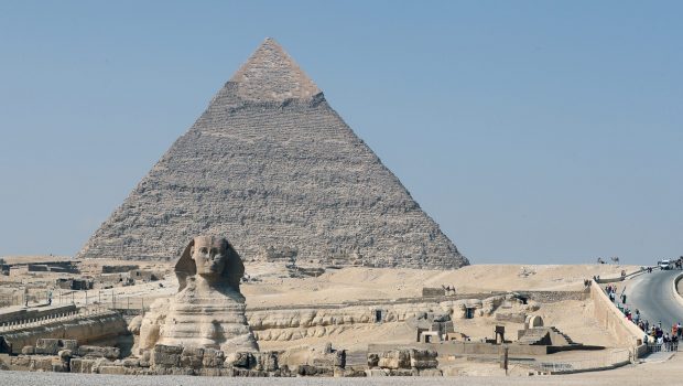 O turistă a pozat goală lângă Piramide și a postat imaginile pe rețelele sociale. Reacția Ministerul Turismului din Egipt