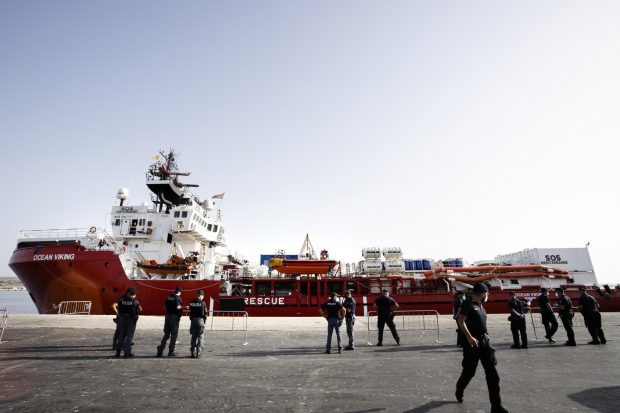 O navă cu migranți salvați pe mare, refuzată de Italia, se îndreaptă spre Franța