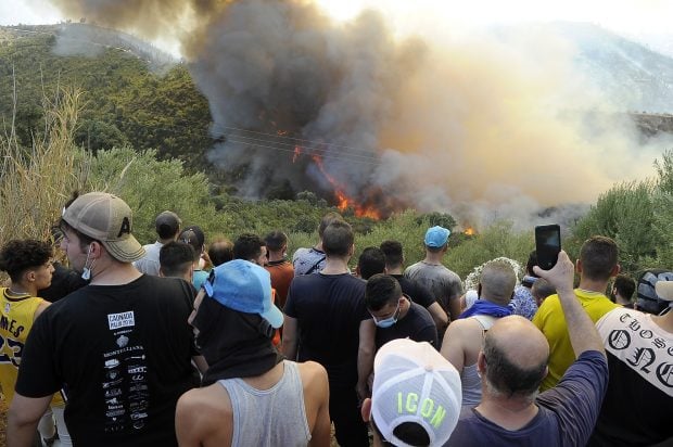 Algeria a condamnat la moarte 49 de persoane implicate în uciderea unui pictor acuzat pe nedrept de declanșarea de incendii