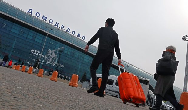 Jaf la aeroportul din Moscova. Persoane înarmate cu puști de asalt au furat 4 milioane de dolari de la oameni de afaceri kârgâzi
