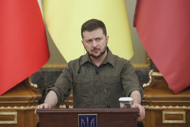 „Nu suntem naziști, ci fanii culturii indiene”. Kievul acuză propaganda rusă că a inventat o copertă de revistă cu caricatura lui Zelenski