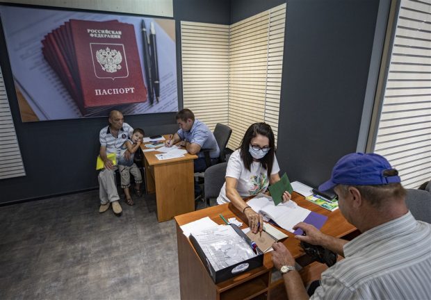 Moscova a anunțat câți cetățeni ucraineni din cele patru regiuni anexate au primit pașapoarte rusești până acum