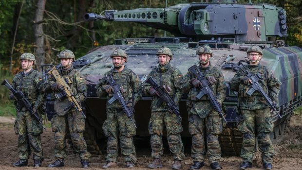 Haine de camuflaj de mărimea „SS” pentru armata germană: „Îndepărtați-vă singuri etichetele!”