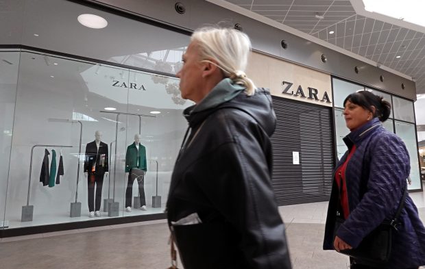 Rușii pot cumpăra din nou rochii Zara și încălțăminte Nike. Schema stabilită pentru a fenta sancțiunile internaționale