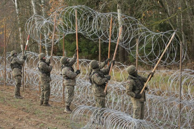 Polonia începe să construiască un zid de-a lungul graniței cu exclava rusă Kaliningrad, de teama că Rusia pregătește o criză a migranților