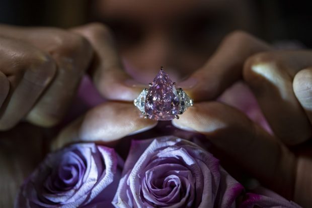 Diamantul roz uriaş „Fortune Pink”, vândut în doar patru minute pentru 28,6 de milioane de euro