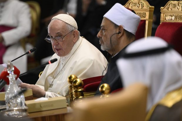 Papa Francisc avertizează că lumea se află „pe marginea unei prăpastii delicate” și face apel la evitarea unui nou Război Rece