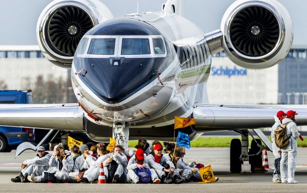 Activiștii pentru climă au blocat avioanele private pe aeroportul Schiphol din Amsterdam. Peste 100 de arestări, făcute de poliție