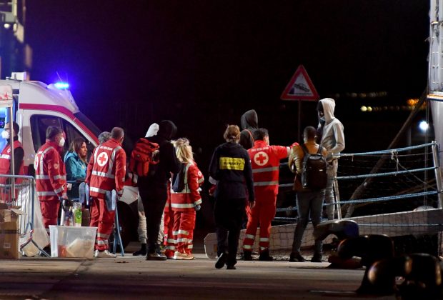Italia a permis debarcarea doar a copiilor și a persoanelor cu probleme medicale de pe o navă blocată de peste două săptămâni pe mare