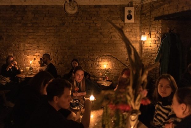 Viața în Kievul rămas fără curent electric și semnal la telefon, în timp ce ninge: „Cu soția, seara este o atmosferă romantică la lumina lumânărilor”