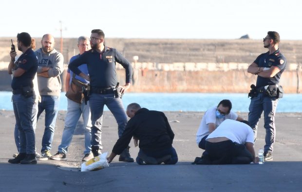 Italia refuză să permită debarcarea migranților de pe navele umanitare: Trei migranți disperați au încercat să ajungă la mal