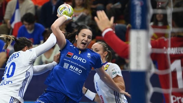 România, învinsă de Franța la Campionatul European de handbal feminin. Mai are o șansă de calificare în grupele principale