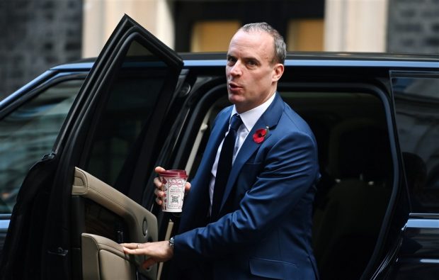 Dominic Raab, ministrul britanic al justiției, acuzat de hărţuire de angajați, inclusiv că ar fi aruncat cu roșii. „Nu era doar neprofesionist, era un tiran”