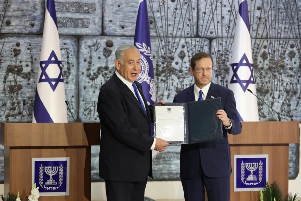 Benjamin Netanyahu redevine premier al Israelului. Președintele Isaac Herzog i-a înmânat mandatul pentru formarea noului guvern