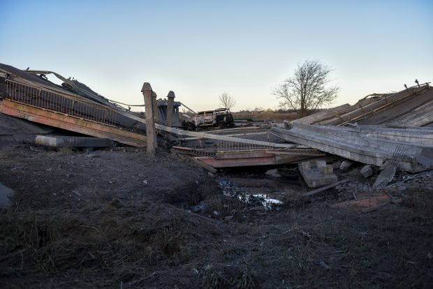 Locuitorii din Herson spun că rușii au distrus mare parte din oraș: „Arată de parcă a trecut un dinozaur pe aici”