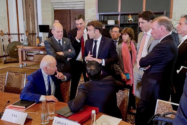 Joe Biden le-a spus aliaților că racheta care a lovit Polonia provine de la sistemul defensiv ucrainean, potrivit unui oficial NATO