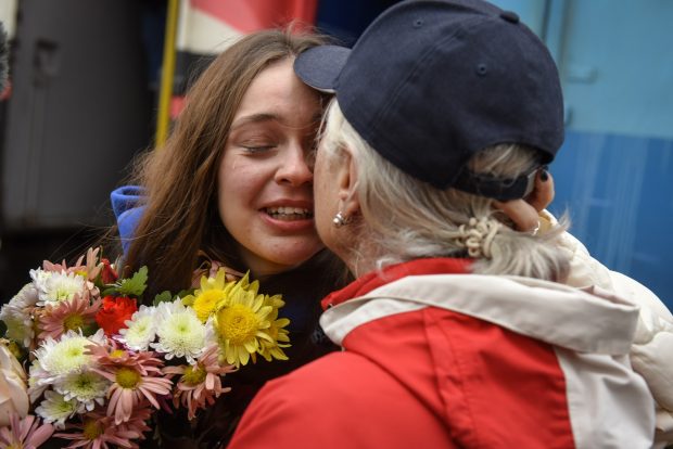 Ucraineni cu lacrimi în ochi, la sosirea „Trenului Victoriei”. De ce este importantă linia care leagă capitala Kiev de Hersonul eliberat